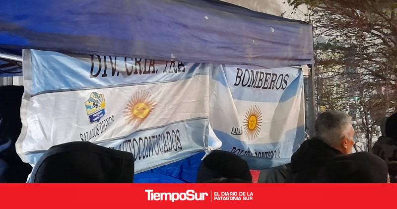 Carpa frente a la comisaría de Pico Truncado y reclamo por sueldos