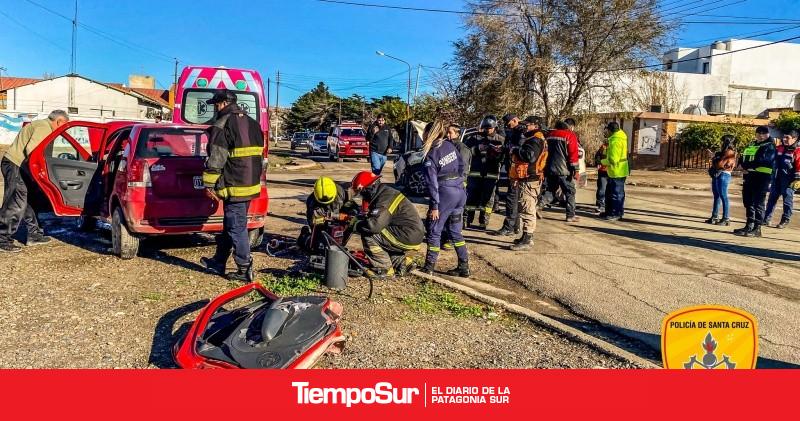 Bomberos rescataron a una mujer atrapada en su auto tras choque