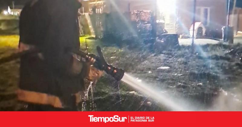 Bomberos sofocaron un incendio intencional de residuos en un terreno baldío