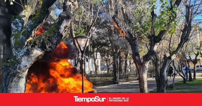 ADOSAC movilizó y quemó cubiertas en Casa de Gobierno