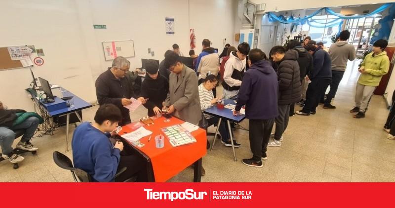 Multimedio Tiempo realiza nueva jornada de intercambio de figuritas para completar el álbum del Mundial