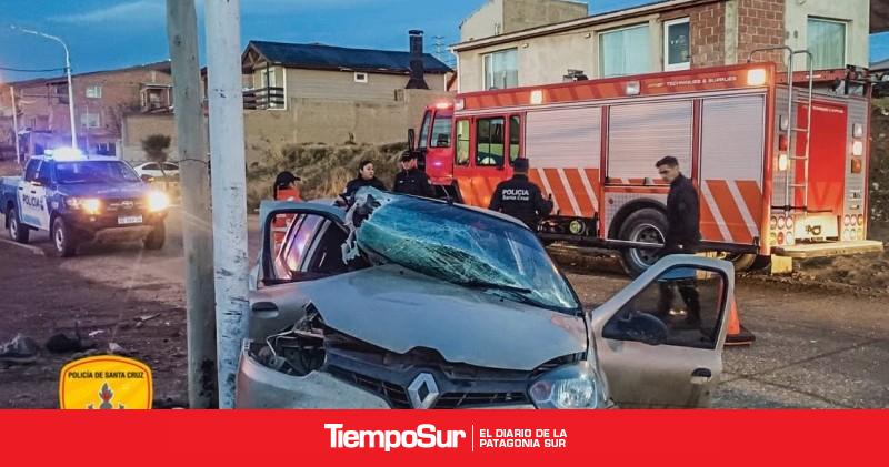 Bomberos rescataron a un joven atrapado tras un choque contra un poste