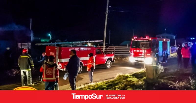 Intenso trabajo de bomberos permitió extinguir el incendio de una vivienda