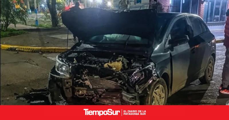 Fuerte choque entre un auto y una Pick-Up