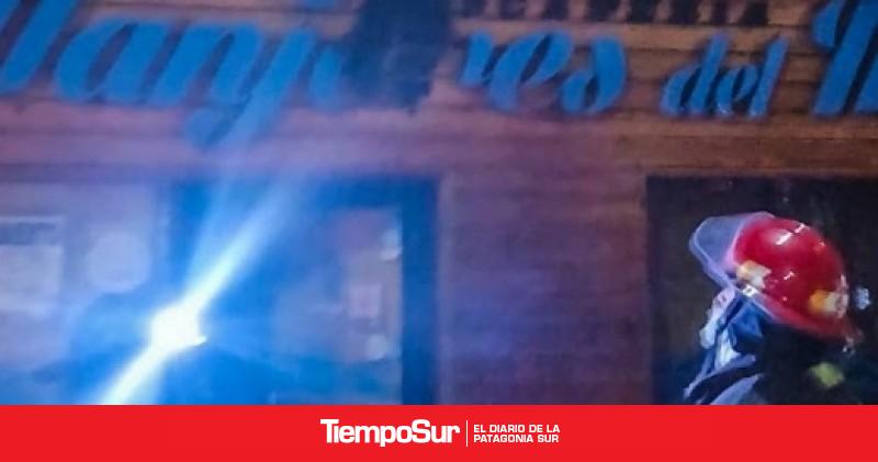 Bomberos sofocan incendio en un comercio