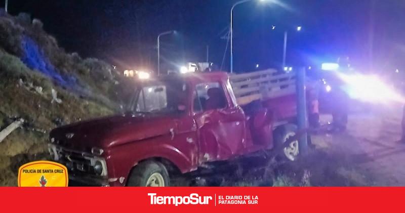 Perdió el control de la camioneta y terminó contra un poste