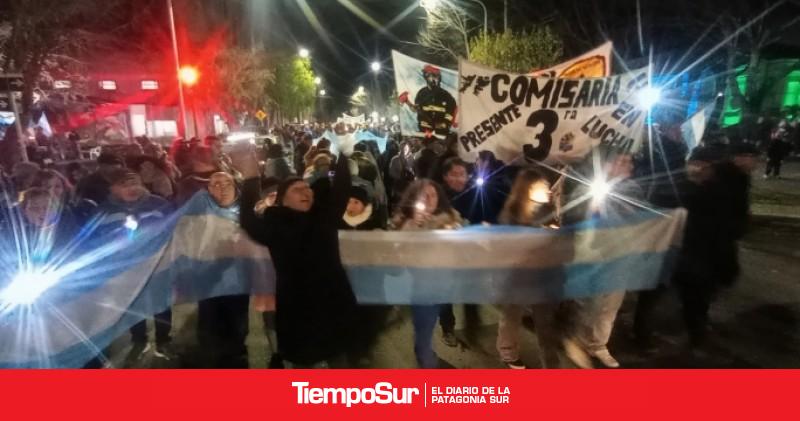 Policías marcharon a horas de la paritaria en Santa Cruz