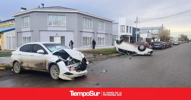 Chocaron y uno de los autos volcó