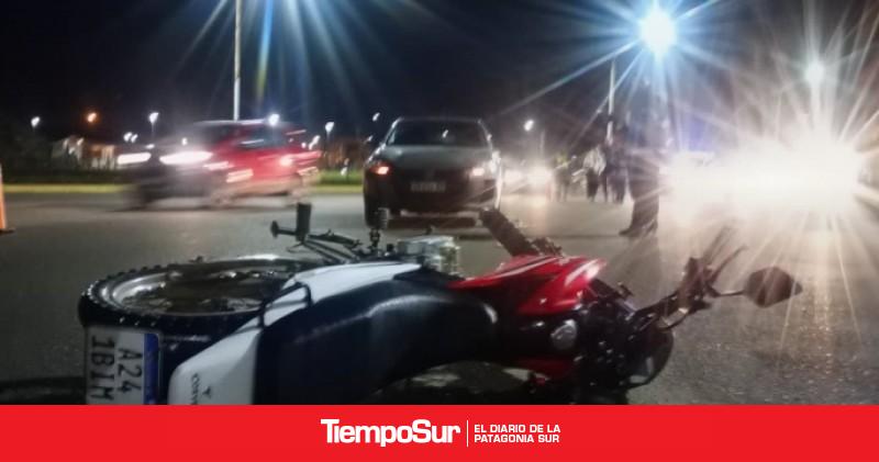 Violento choque: un motociclista y su acompañante resultaron heridos