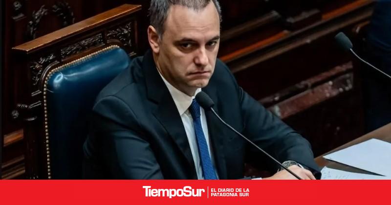 La oposición impulsa una moción de censura contra Manuel Adorni