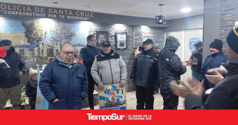 Retirados protestan dentro de Jefatura