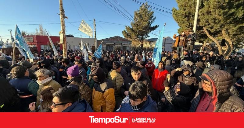 Gremios movilizados contra el endeudamiento durante sesión extraordinaria