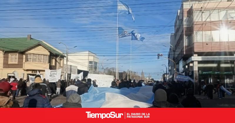 El reclamo de los policías autoconvocados se hizo sentir en el izamiento dominical