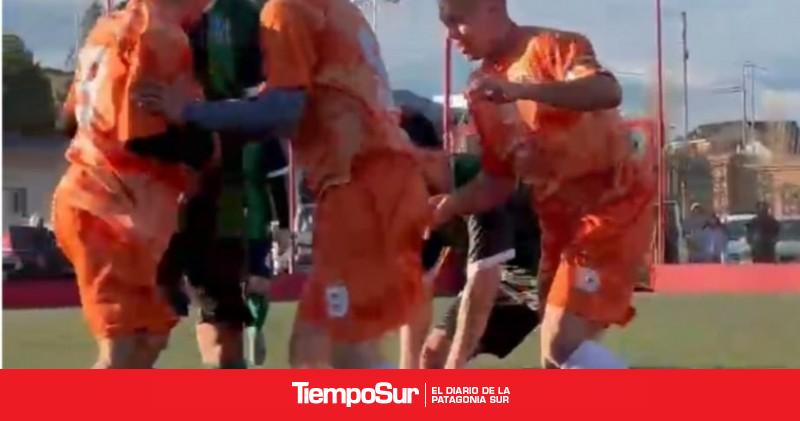 Un jugador golpeó al árbitro cuando estaba en el piso y el partido fue suspendido
