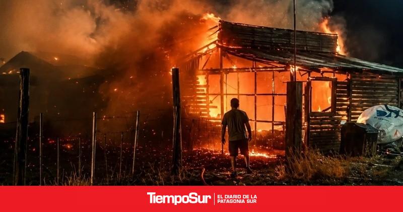 Incendio destruyó una vivienda en medio de fuertes vientos