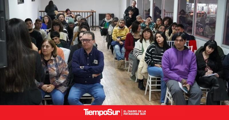 Se realizó en Caleta Olivia el foro ¿IAhora a quién le creemos?