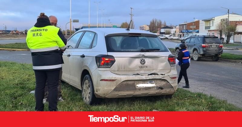 La conductora de una camioneta no logró frenar y chocó a un auto