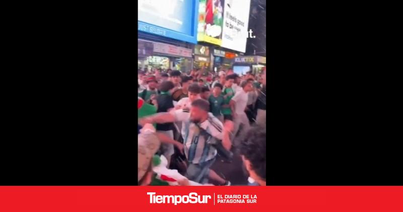 Hinchas argentinos se cruzaron a las trompadas con los de Argelia