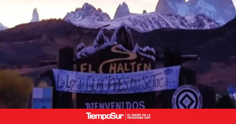 Un guía de turismo arrancó una bandera en defensa de la Ley de Glaciares