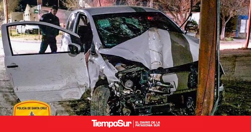Colisionó contra un auto y terminó estrellado en un poste de luz