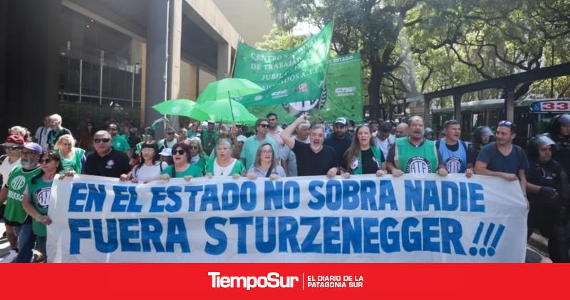 Siguen los cruces entre el Gobierno y gremios por los despidos en