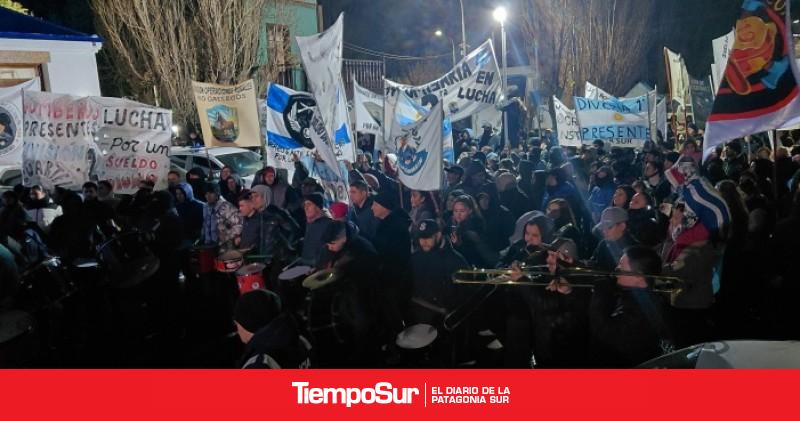 Policías autoconvocados marcharon y cantaron el Himno frente a la Jefatura