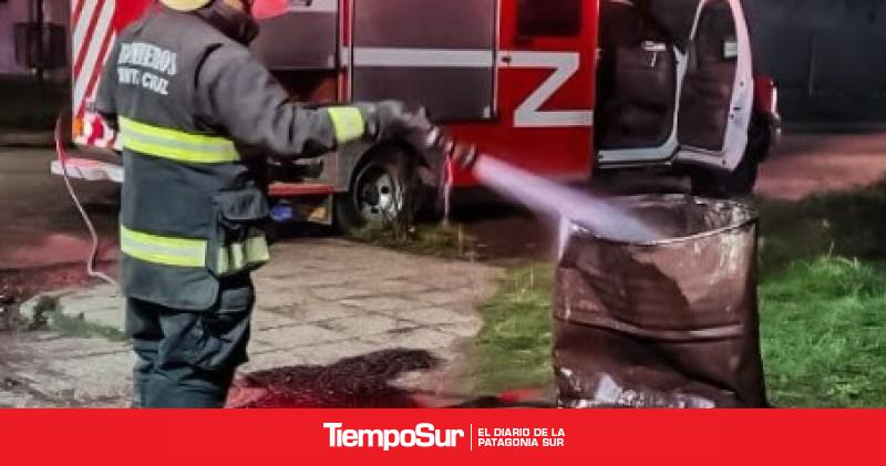 28 de Noviembre: Bomberos extinguieron un foco ígneo en la vía pública