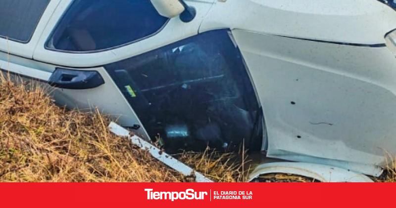Bomberos de Río Turbio rescataron a un hombre atrapado en una camioneta
