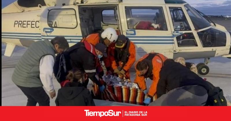 Prefectura realizó una aeroevacuación de emergencia a más de 180 millas de la costa