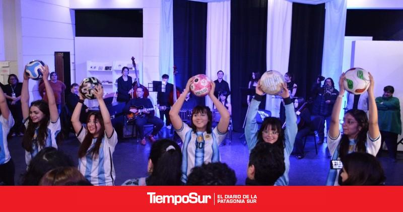 Multitudinaria inauguración de Pasión y Gloria, la muestra que celebra el fútbol