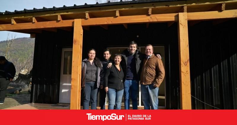 Provincia entregó nuevas viviendas a familias damnificadas por los incendios en Epuyén