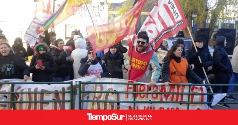 Insultos y huevazos ante el inicio del Foro Austral de La Libertad Avanza