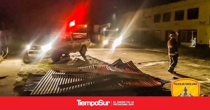 Bomberos asistieron por voladura de techo y riesgo eléctrico