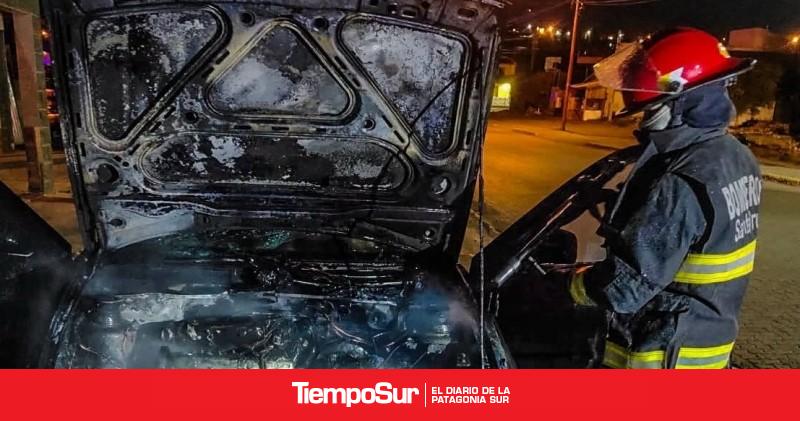Bomberos sofocaron un principio de incendio en un vehículo