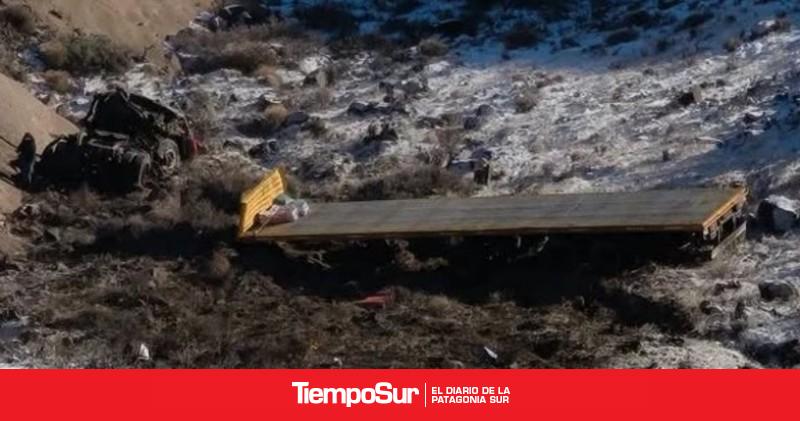 Murió un camionero tras desbarrancar con su vehículo