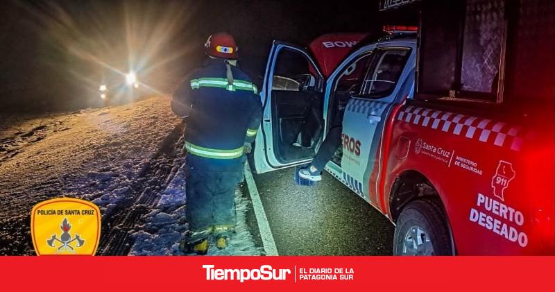 Bomberos asistieron a una camioneta encajada en la banquina