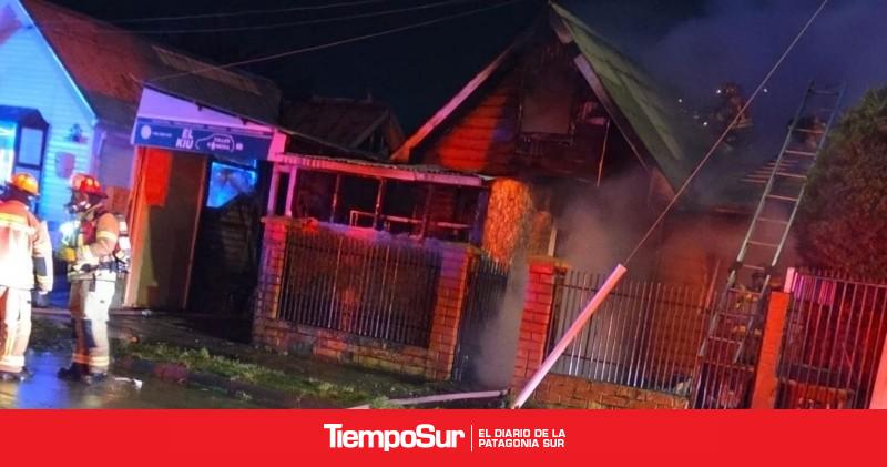Voraz incendio destruye dos viviendas y deja una persona fallecida