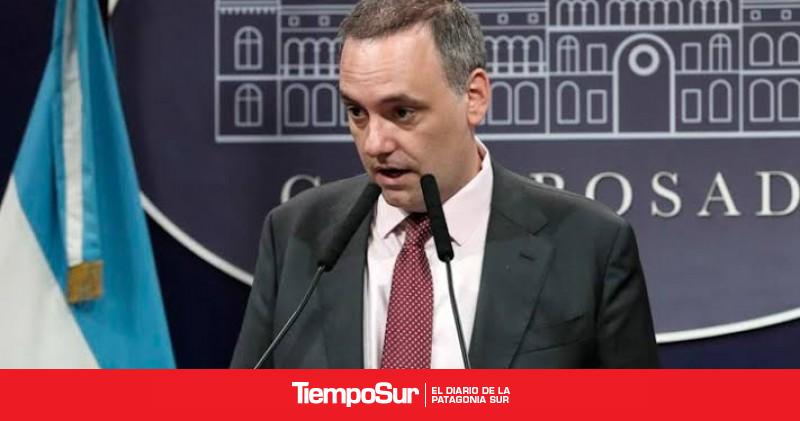 El exjefe de Gabinete Manuel Adorni tiene prohibida la salida del país