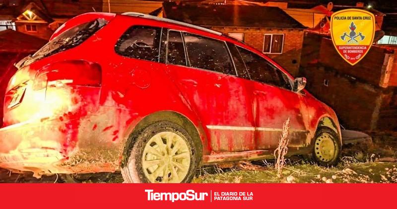 Bomberos rescataron un vehículo que estaba en riesgo de desbarrancar