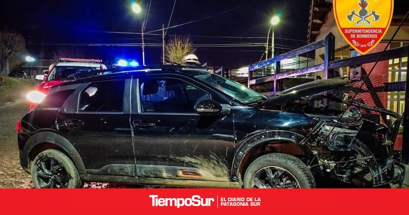 Un automóvil despistó por la escarcha y chocó contra un muro de contención