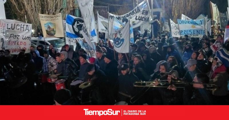 "Ellos están exigiendo un salario digno": familiares de policia autoconvocado
