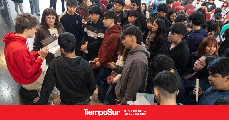 300 alumnos recibirán un libro en el marco del programa Leer nos mueve, leer nos cambia