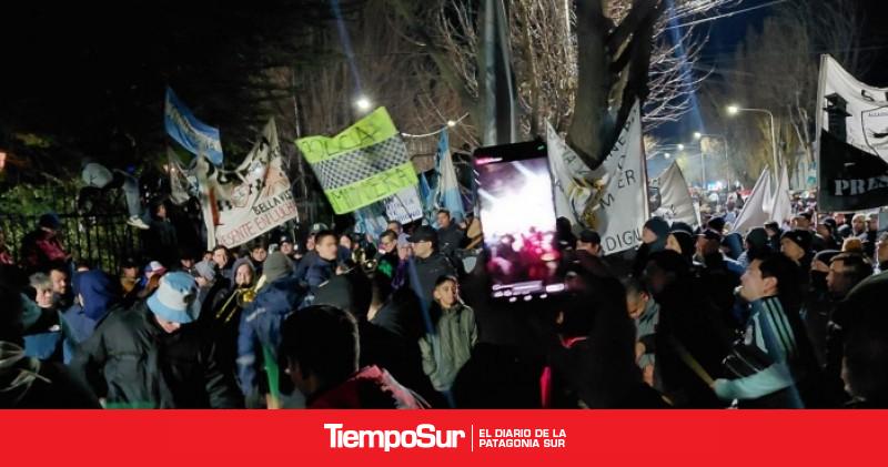 Policías autoconvocados marcharon en la previa de la mesa salarial