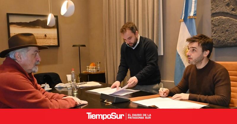 Torres firmó el decreto para licitar la construcción del nuevo acueducto de Comodoro