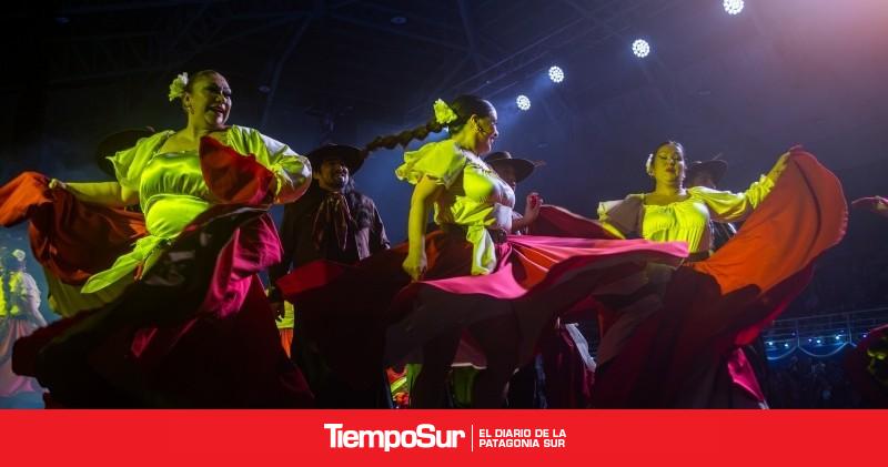 Cientos de vecinos celebran la víspera del 9 de Julio con música, danza y tradición