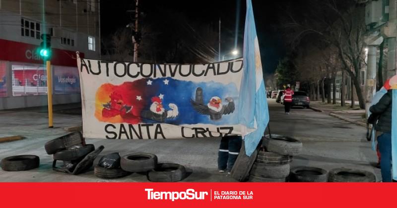 Autoconvocados instalaron una carpa frente a Jefatura y cortan la calle Piedrabuena