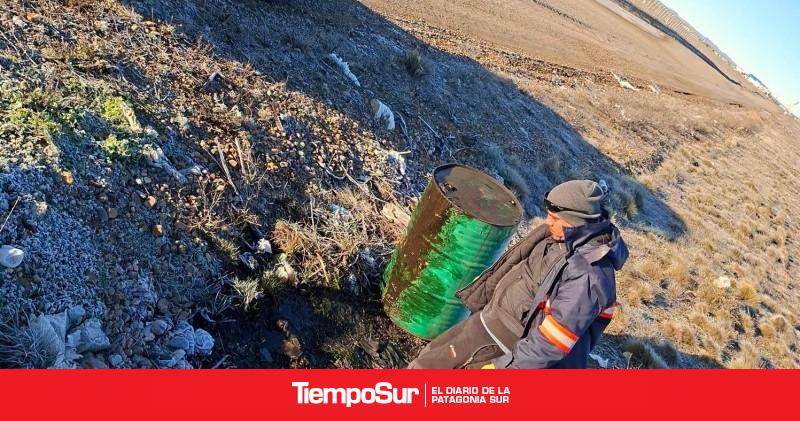 Desecharon una barril de aceite lubricante quemado en la RNU Río Chico
