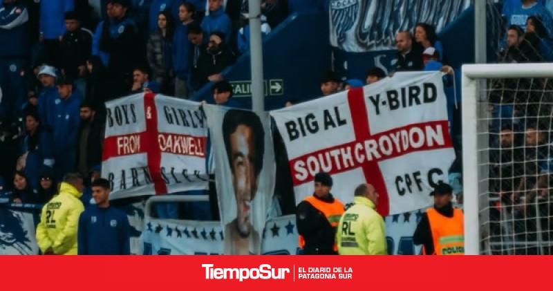 Hinchas de Godoy Cruz exhibieron banderas inglesas robadas en la previa de Argentina e Inglaterra