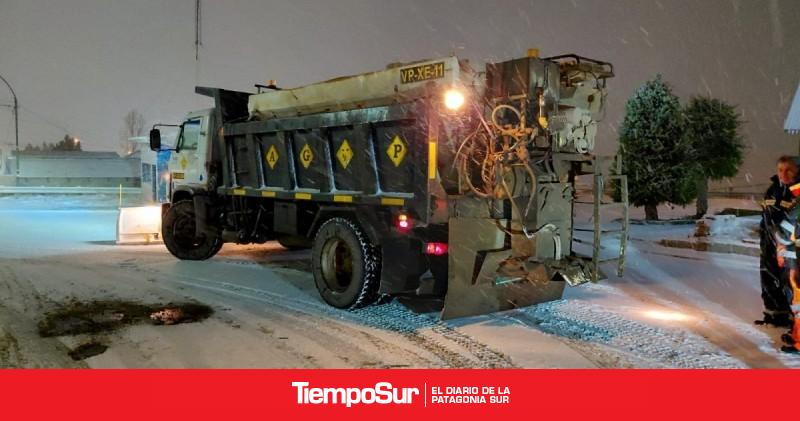 Realizan tareas de despeje de nieve sobre la Ruta Complementaria Nº 20