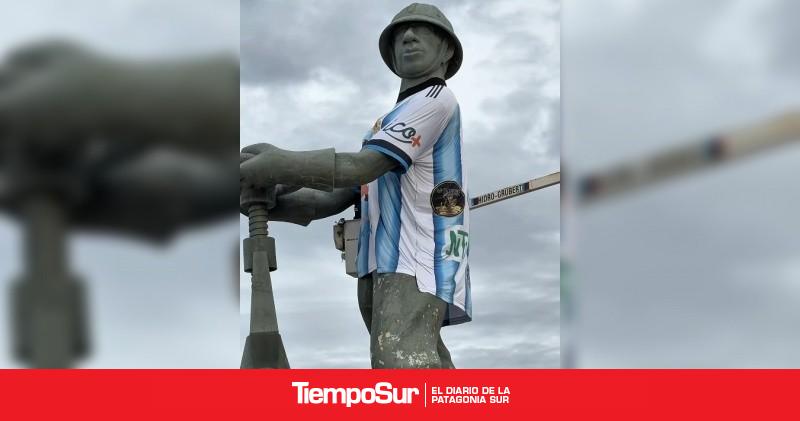 Caleta Olivia: retiraron la camiseta gigante del Gorosito tras las críticas de vecinos